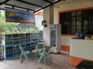 洛博克Andresas Homestay的餐厅配有桌椅和冰箱。