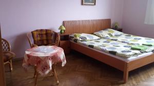 A bed or beds in a room at Na 15 Kopách