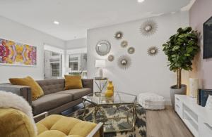 Χώρος καθιστικού στο Sunset Duo 2 bedroom Charm with FREE Parking
