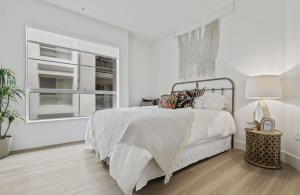 Ένα ή περισσότερα κρεβάτια σε δωμάτιο στο Sunset Duo 2 bedroom Charm with FREE Parking +9 φωτογραφίες