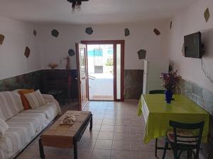 ein Wohnzimmer mit Sofa und Tisch in der Unterkunft Apalonia in Lipsi