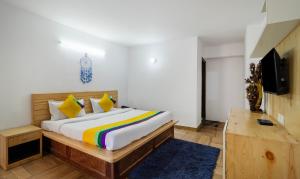 Itsy Hotels Shri Gv Inn, 600 Mtrs From Tiffin Top客房内的一张或多张床位