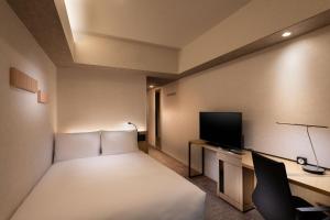 DoubleTree by Hilton Tokyo Ariake的电视和/或娱乐中心