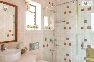 カンドリムにあるStayVista at The Zen Zone with Pool, BBQ, WiFiのシャワー、洗面台、トイレ付きのバスルーム +10枚の写真