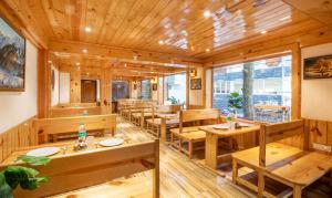 Itsy Hotels Shri Gv Inn, 600 Mtrs From Tiffin Top餐厅或其他用餐的地方