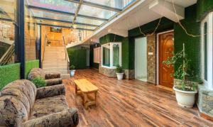 Itsy Hotels Shri Gv Inn, 600 Mtrs From Tiffin Top的休息区