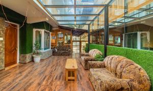 Itsy Hotels Shri Gv Inn, 600 Mtrs From Tiffin Top的休息区