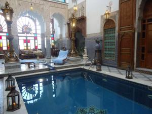 Bazén v ubytování Riad Arabesque & Spa nebo v jeho okolí