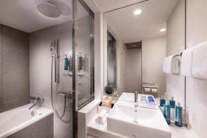 东京DoubleTree by Hilton Tokyo Ariake的带水槽、淋浴和浴缸的浴室