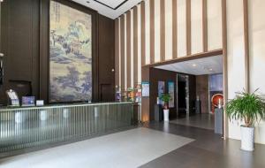 un vestíbulo de un edificio con una gran pintura en la pared en Jinjiang Inn Beihai Beibu Gulf Square, en Beihai
