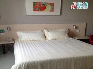 Ένα ή περισσότερα κρεβάτια σε δωμάτιο στο Jinjiang Inn Beihai Beibu Gulf Square
