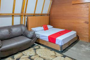 Postel nebo postele na pokoji v ubytování RedDoorz Resort at Ciater 3