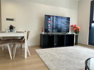 Télévision ou salle de divertissement dans l'établissement Star Residence KLCC By FZB