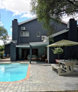 Πισίνα στο ή κοντά στο The Garden Shed Guest House