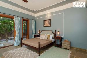 Ένα ή περισσότερα κρεβάτια σε δωμάτιο στο StayVista at Ridgewood Mansion with BBQ, Gazebo & Infinity Pool +31 φωτογραφίες