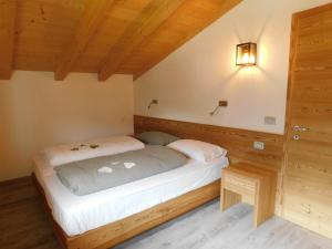 Ένα ή περισσότερα κρεβάτια σε δωμάτιο στο Ciasa Weiss