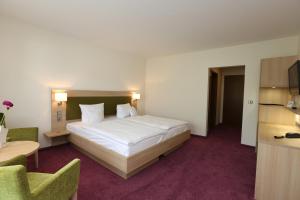 Un pat sau paturi într-o cameră la Hotel Sonne