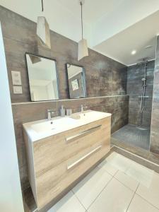 Ένα μπάνιο στο Maison Bardoux #Terrasse#Hypercentre#Parking