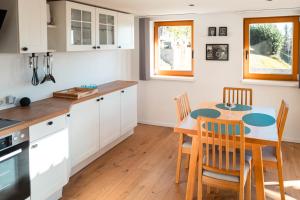 Kuchyňa alebo kuchynka v ubytovaní Ferienhaus Sonnsitzer + 27 fotografií