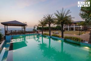 Πισίνα στο ή κοντά στο StayVista at Ridgewood Mansion with BBQ, Gazebo & Infinity Pool