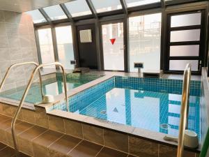Bazén v ubytování Men Only Capsule Room & Sauna, Bathhouse, gim 男性専用サウナ&カプセル Minami Gakugeidai nebo v jeho okolí