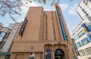 水原市Ssum Hotel Suwon的一座带有钟楼的高砖建筑