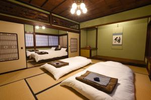 una habitación con dos camas en una habitación en 金沢之旅宿 あけぼの Kanazawa stay Akebono, en Kanazawa