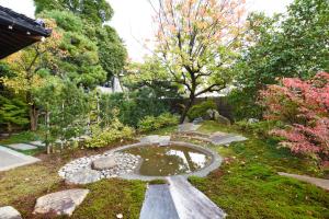 un jardín con un estanque en medio de un patio en 金沢之旅宿 あけぼの Kanazawa stay Akebono, en Kanazawa