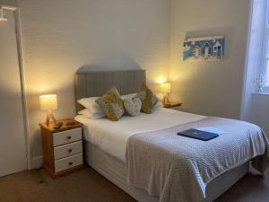 Кровать или кровати в номере The Mayfair
