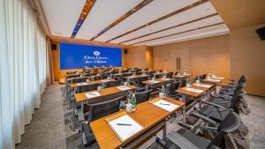 Majoituspaikan 滨江万璟酒店 One Gem Hotel työ- tai konferenssitilat