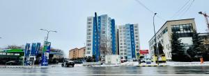 eine belebte Stadtstraße mit hohen Gebäuden und Autos in der Unterkunft Altheda Living Zircon A-37 in Suceava