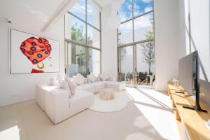 Μια τηλεόραση ή/και κέντρο ψυχαγωγίας στο Elite Living - Design 3BR Pool Villa in Newly Built LuxPride 4 L6 Residence