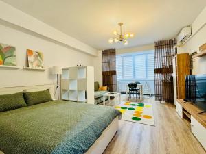 ein Schlafzimmer mit einem Bett, einem Tisch und einem Schreibtisch in der Unterkunft Altheda Living Zircon A-37 in Suceava