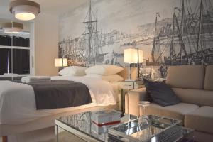 ディエップにあるVilla Castel Chambres d'hôtes B&Bのベッド付きのベッドルームと船の絵画