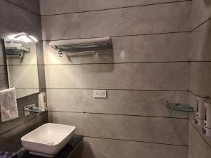 KaithalMahadev Residency的配有白色马桶和水槽的浴室