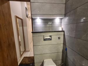 Mahadev Residency的一间浴室