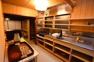Kuchyň nebo kuchyňský kout v ubytování Guesthouse Hatagoya sato 旅籠屋さとう