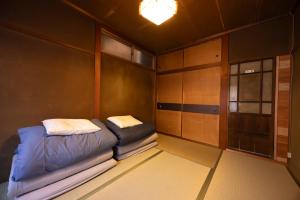 Postel nebo postele na pokoji v ubytování Guesthouse Hatagoya sato 旅籠屋さとう