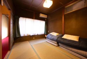 Postel nebo postele na pokoji v ubytování Guesthouse Hatagoya sato 旅籠屋さとう