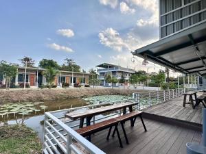 北榄府Woodview Resort的一个设有野餐桌和睡莲的露台