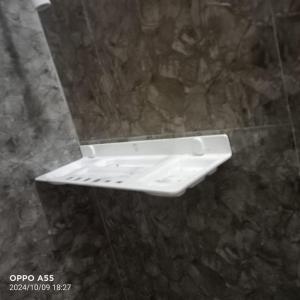 DānishpetにあるSerenity Spaceの白い棚