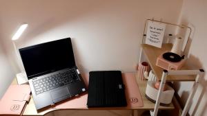 TV i/ili multimedijalni sistem u objektu JDSD Properties One Spatial Condominium unli WIFI