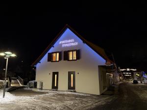 un edificio con un cartello sopra la notte di Appartements Stuhleckblick a Spital am Semmering