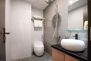 Ванна кімната в FIRST Studio Hotel Da Nang