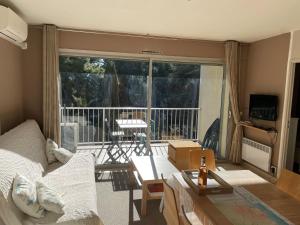 バンドールにあるBandol - Plage de Renécrosのソファとバルコニーのあるリビングルーム