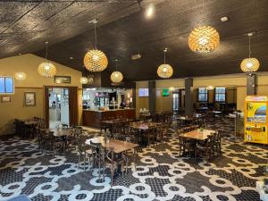 达博Castlereagh Hotel的有桌椅和灯的餐厅