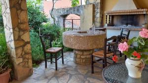 Κήπος έξω από το Villa Americanou