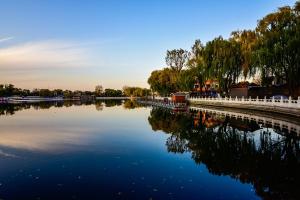 北京Chinese Culture Boutique Hotel-Tangfu,Traditional Chinese Theme,Heart of Beijing,Near Forbidden City,Tiananmen Square,Hutongs,Metro Access,Free Coffee,tea,Laundry的享有河流树木和建筑的景色