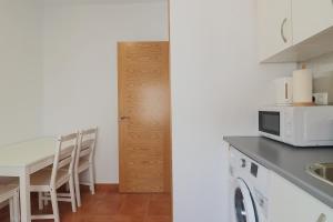 Kuchyňa alebo kuchynka v ubytovaní C75 - Comfy 3 Bedroom Near City Center