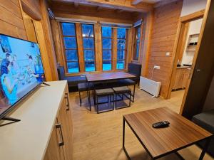 TV in/ali zabaviščno središče v nastanitvi Apartments Ostojic